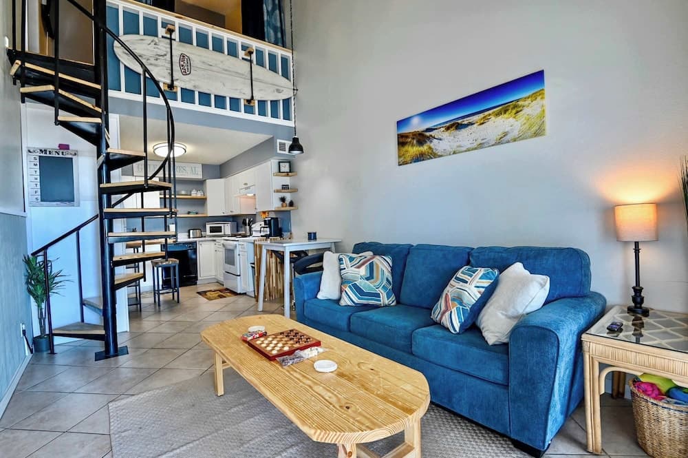 Walk to Beach Pool Sleeps 6!