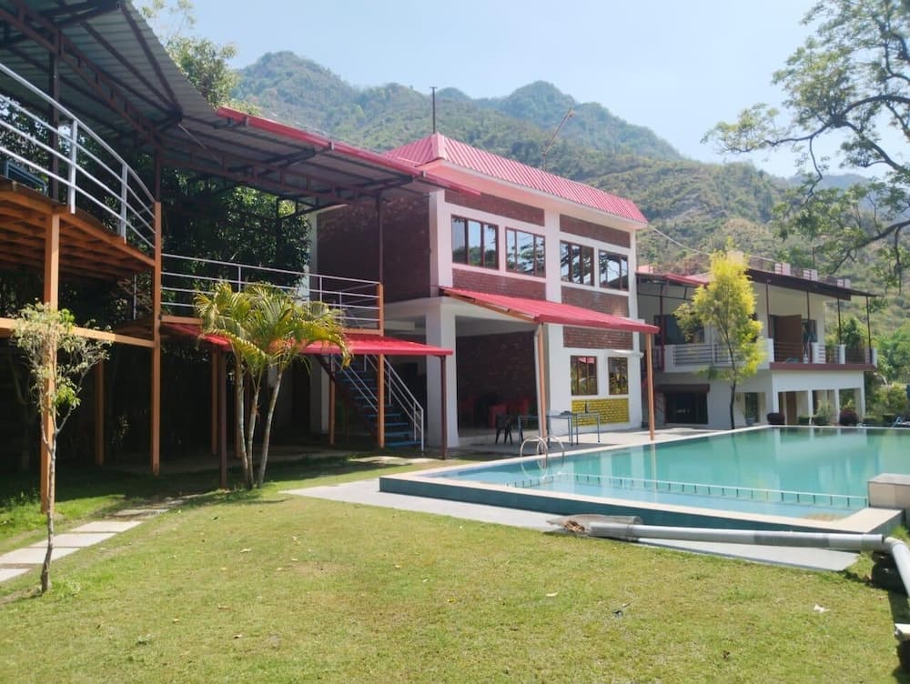 Buddy hikers wellness farmhouse
