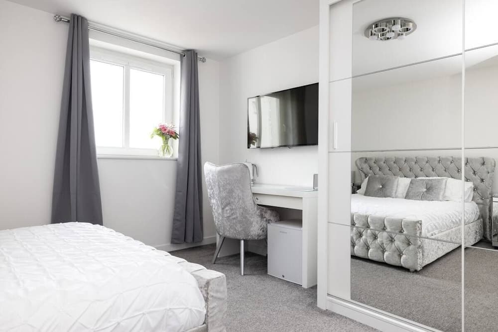 Elegant 1-bed flat parking and balcony