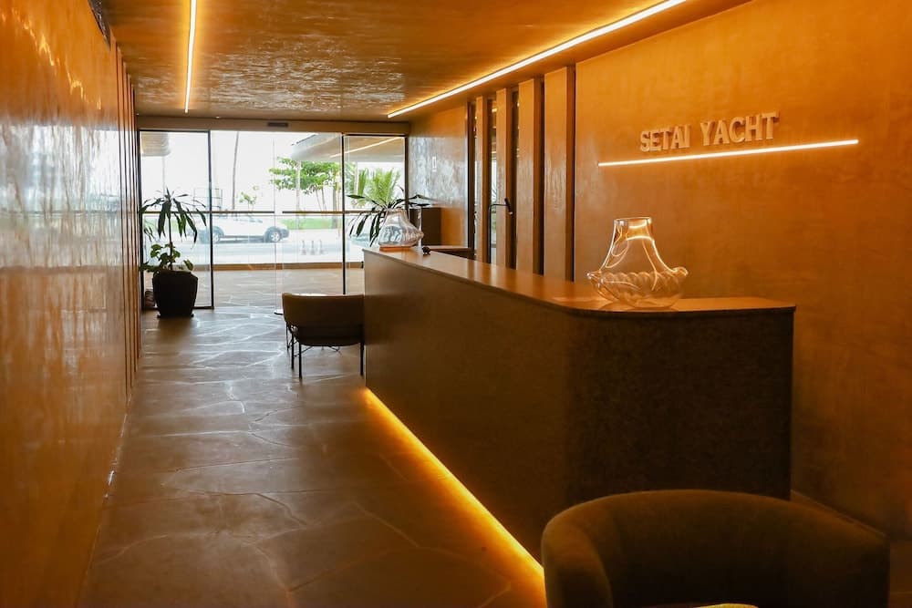 Setai Yacht Comfort II - By Almare Flats