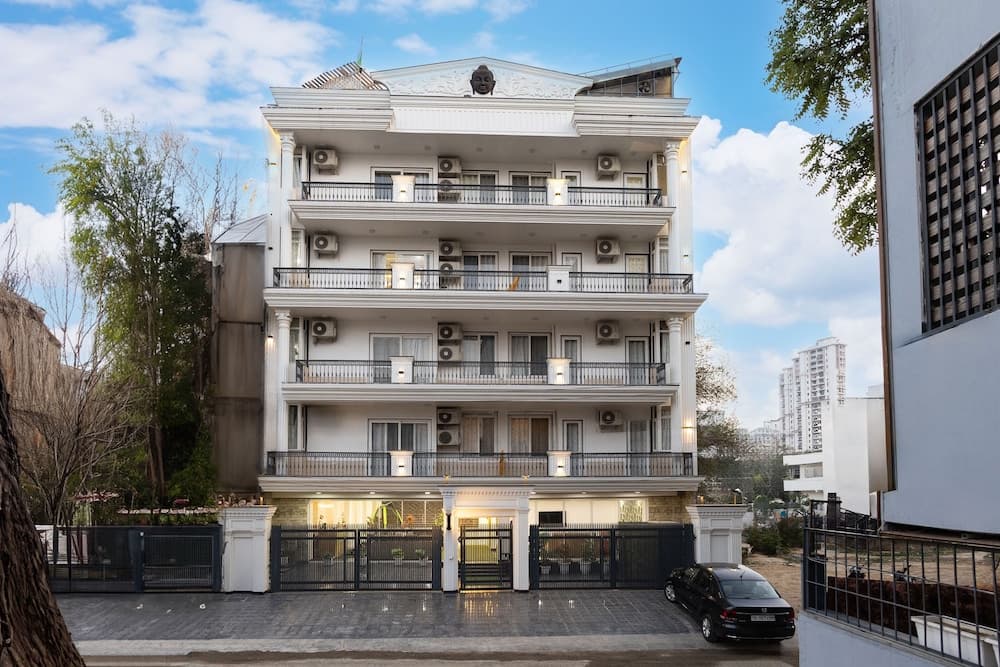 Alaya Stays Miyabi Executive Suite, Elegant 1-BHK Suite With Common Pool, Gym & Restaurant