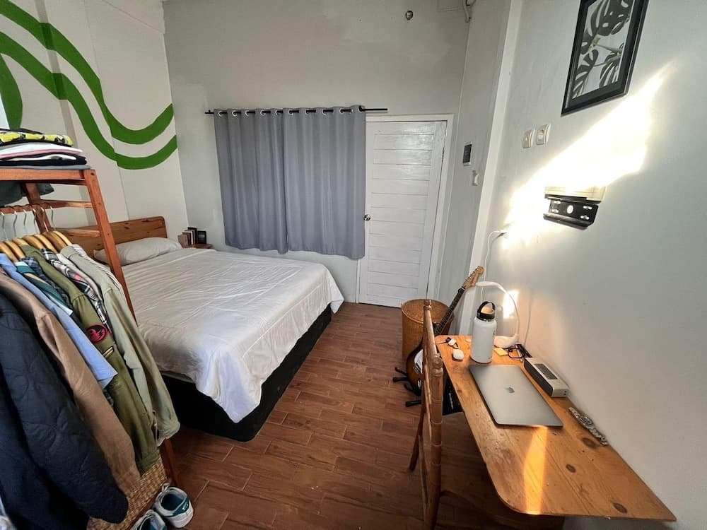 Black and Putih stay