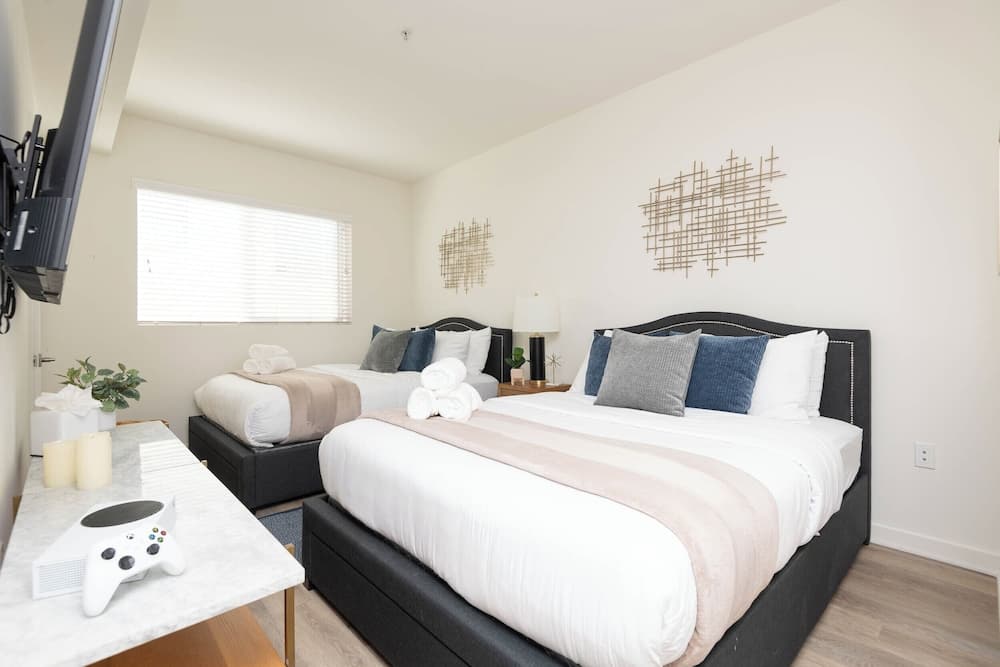 Hollywood Apartment Near Walk of Fame