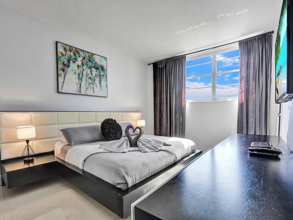 Tides of Hollywood N-11G