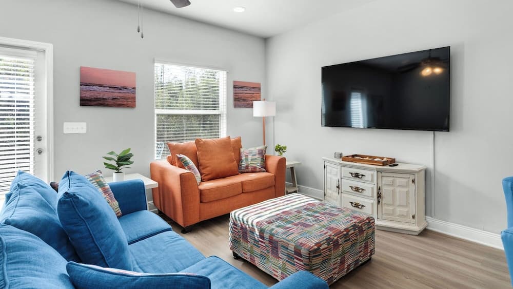 Modern 3-bedroom Townhouse Minutes From the Beach!