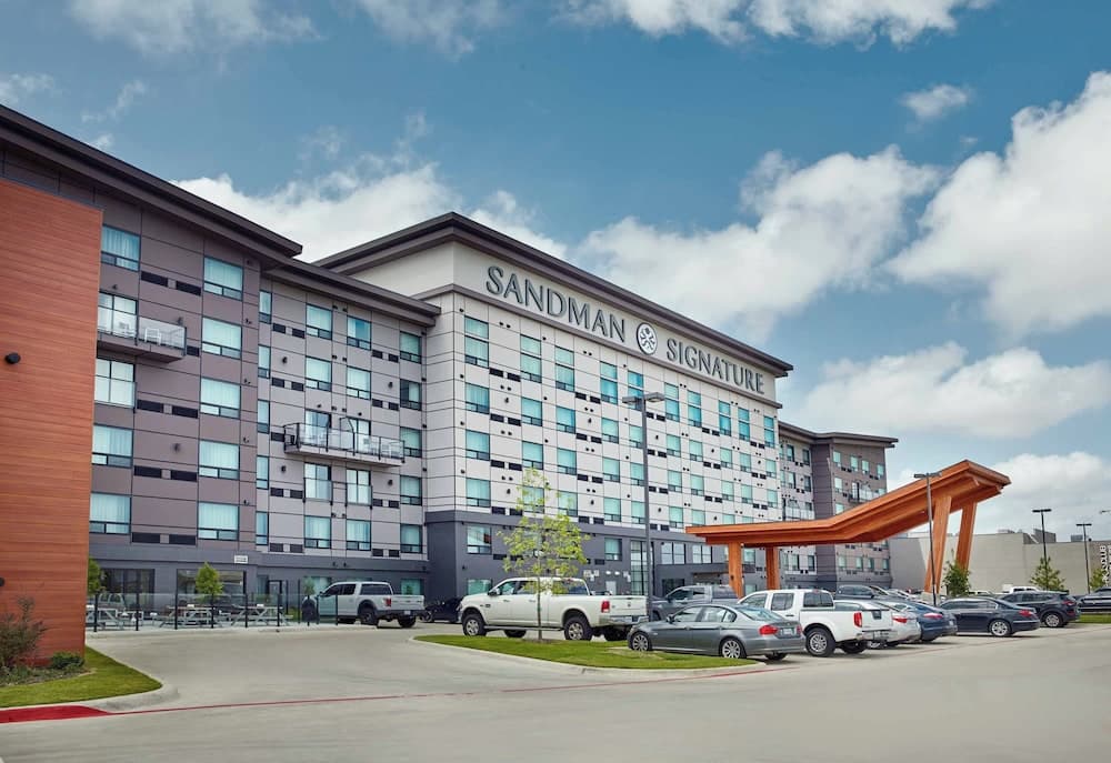 Sandman Signature Las Colinas Hotel & Suites