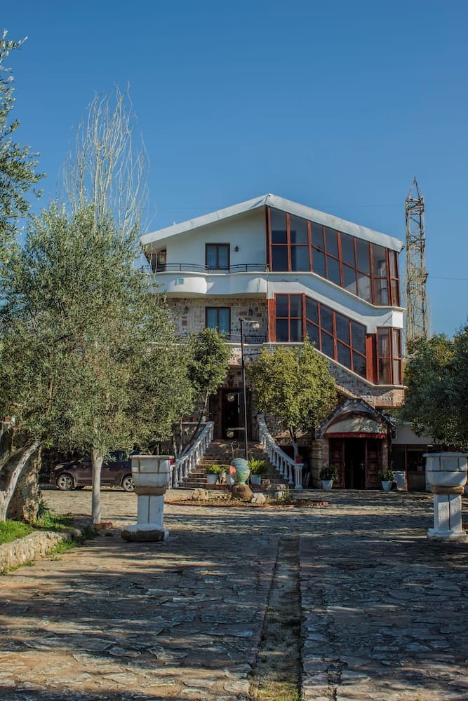 River Hotel