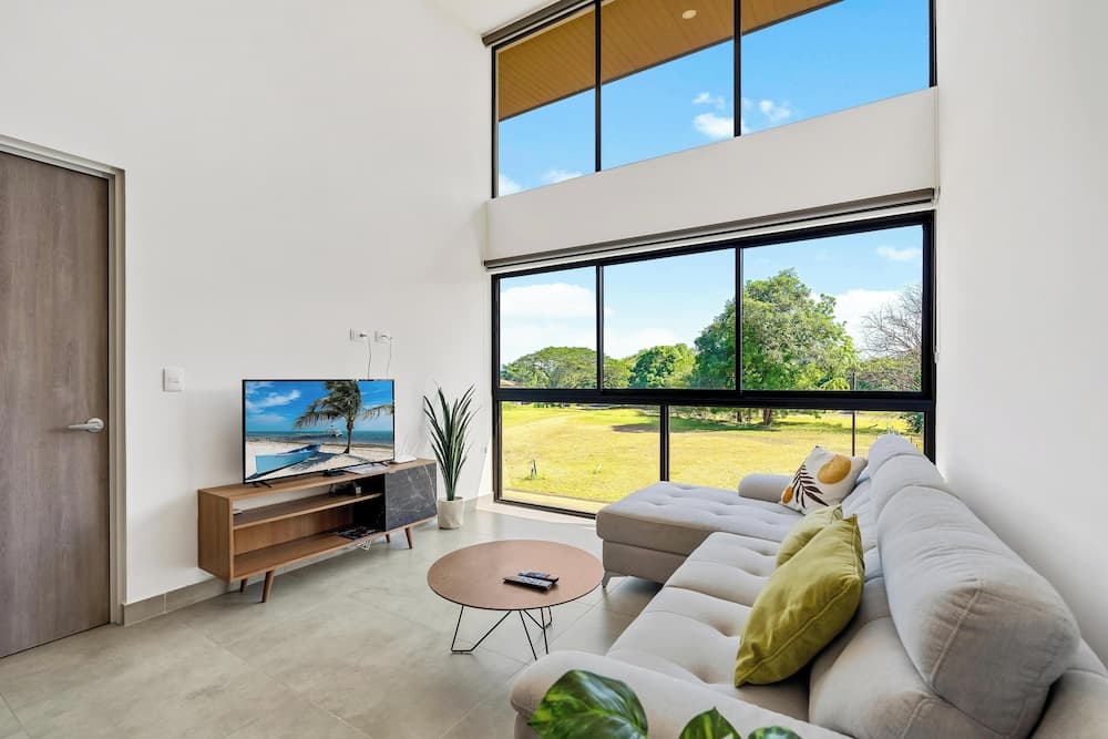 8 min walk to Beach Pool & Golf