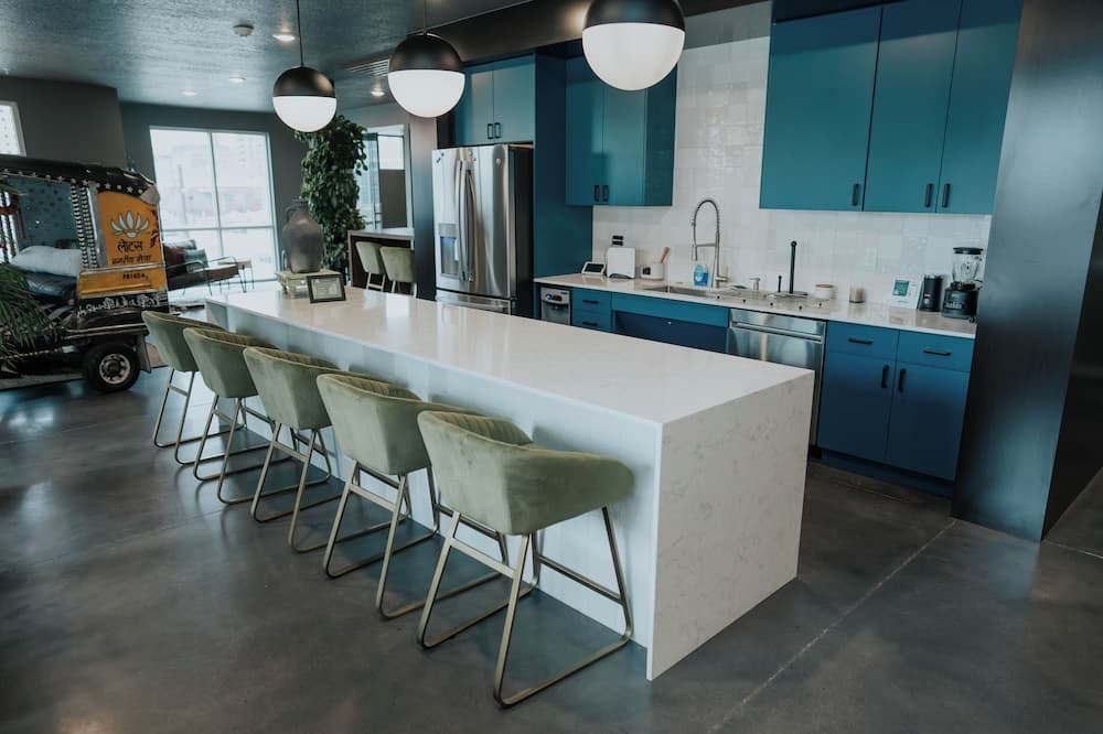 NEW Central SLC Apt l Citview l CLose to Skiing