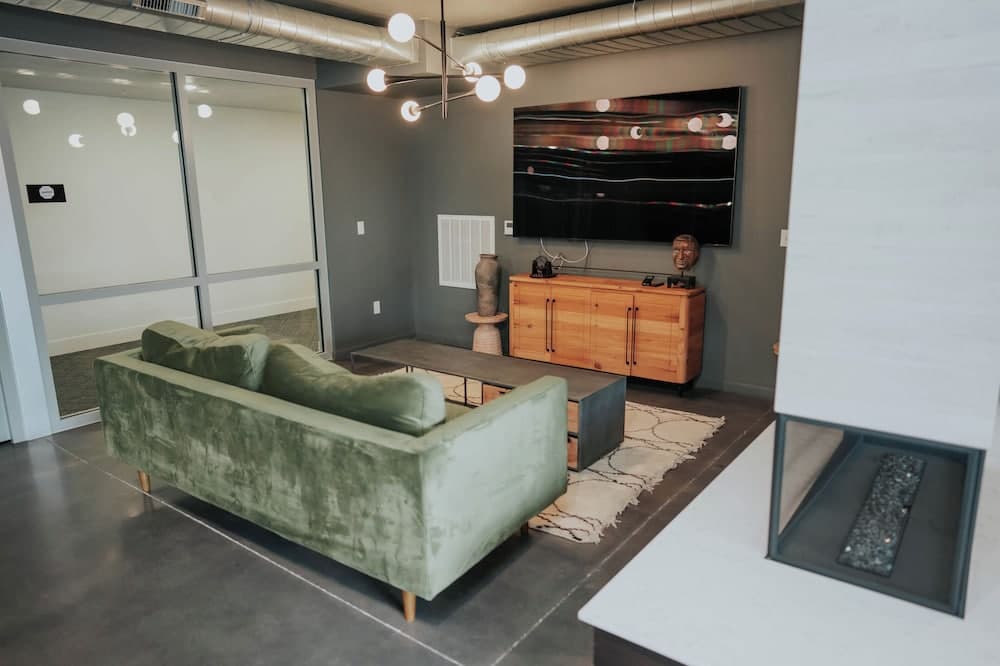 NEW Downtown SLC Apt l KING Bed l City View