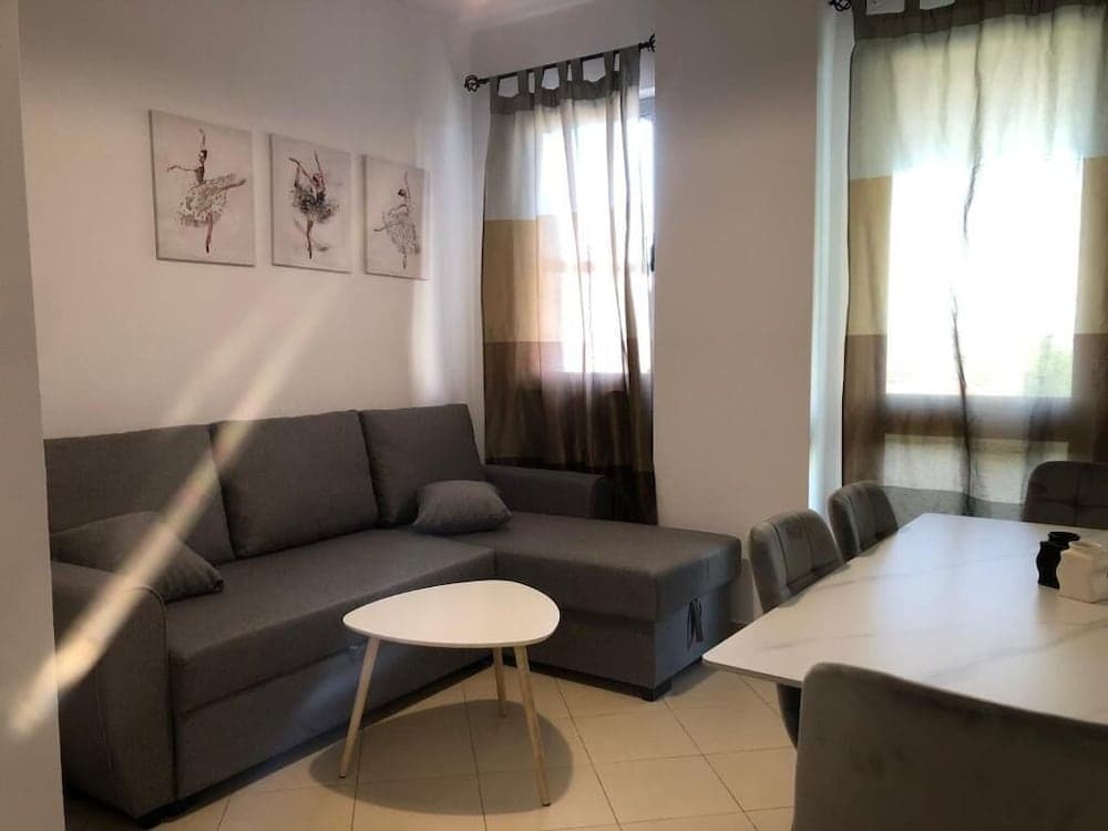 Tirent Apartment - Comfortable 1-Bedroom Stay in Fresku
