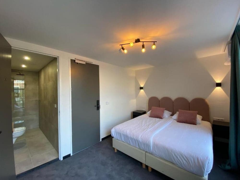 Hotel La Noire - Delft City Centre