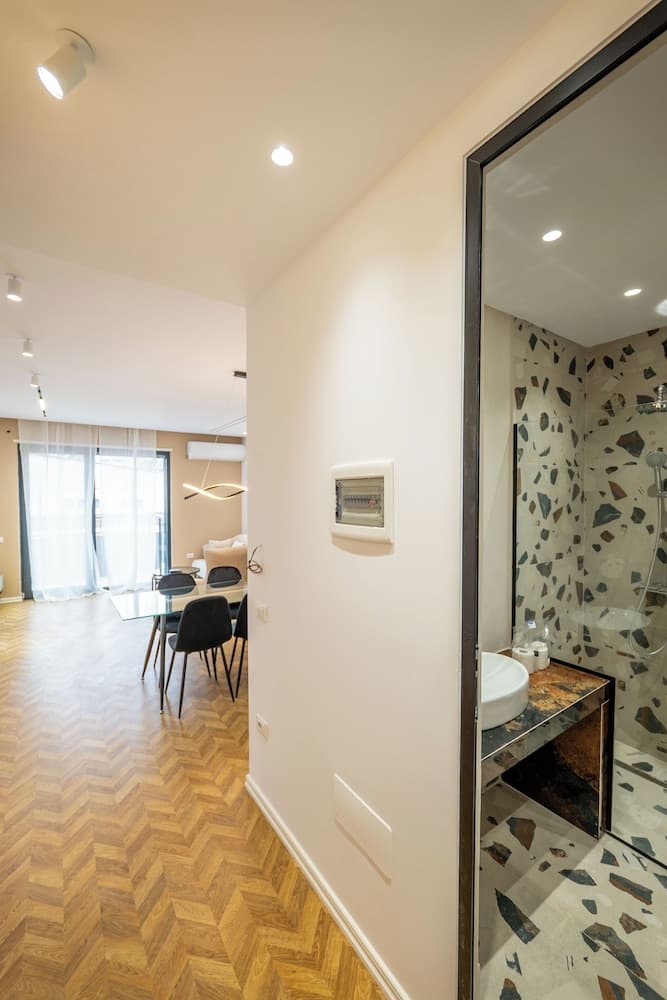 Tirent Apartment-Modern 1-Bedroom Stay Near Liqeni i Thatë