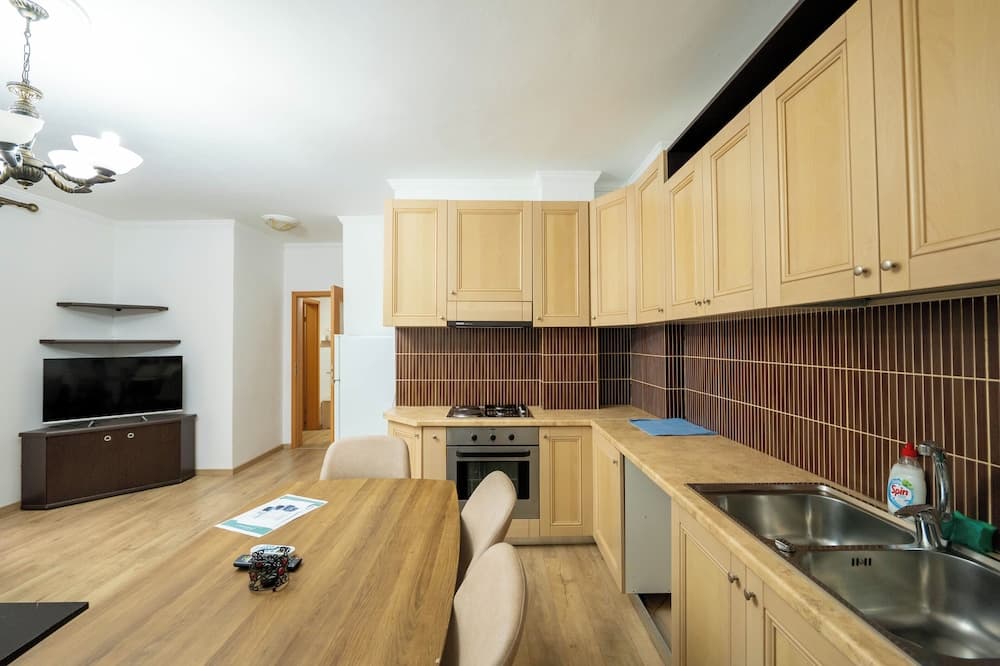 Tirent Apartment - Spacious 2-Bedroom Stay Near Liqeni i Thatë
