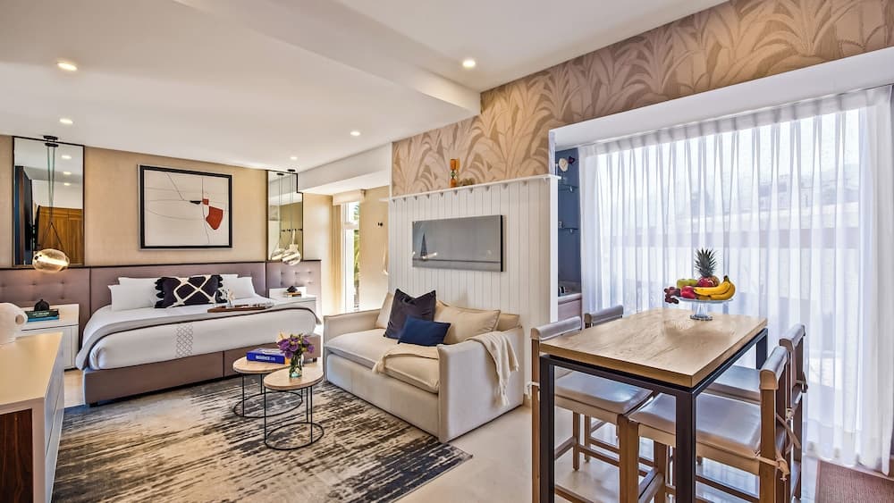 Stunning Beachfront Condo - Sea Views