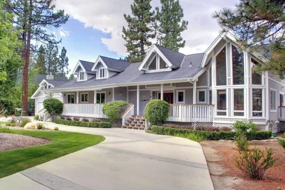 Lakefront Estate with Views and Hot tub