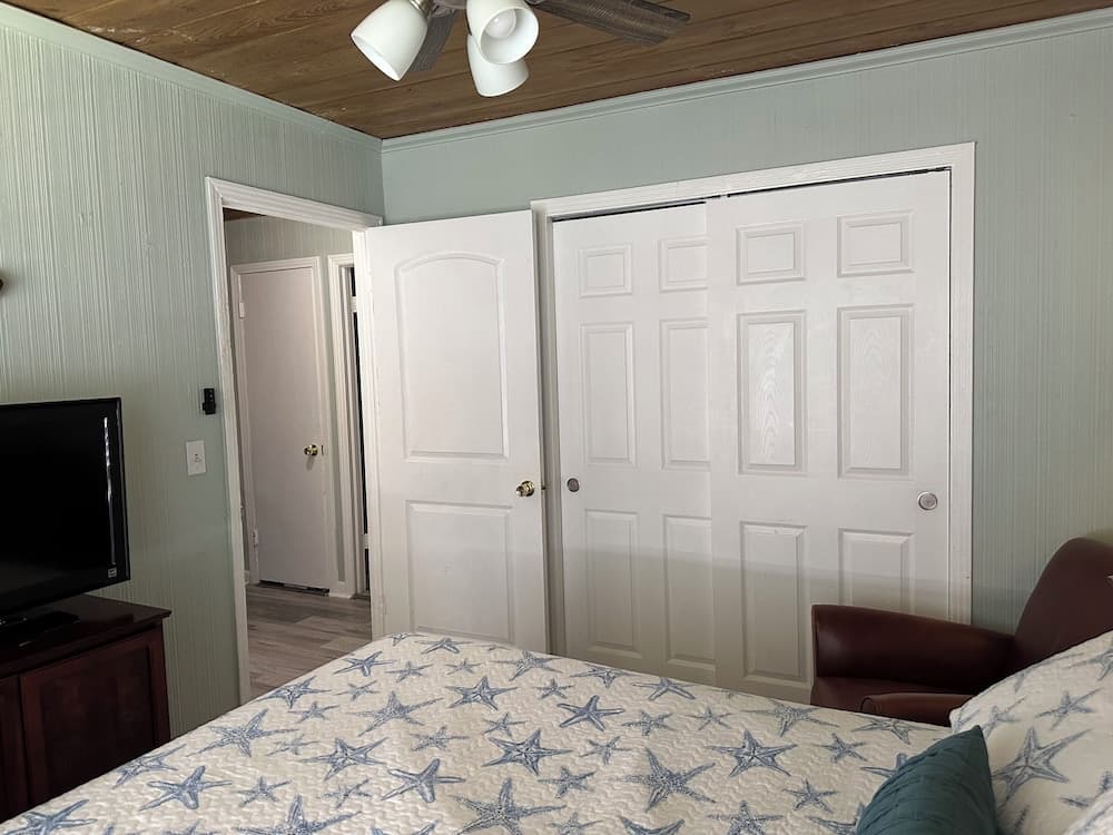 3 BEDROOM HOUSE Fenced Backyard Private Patio Areas Grill Firepit Plenty Parking! Quick Access 10 Min to Beach Airport Delray West Palm