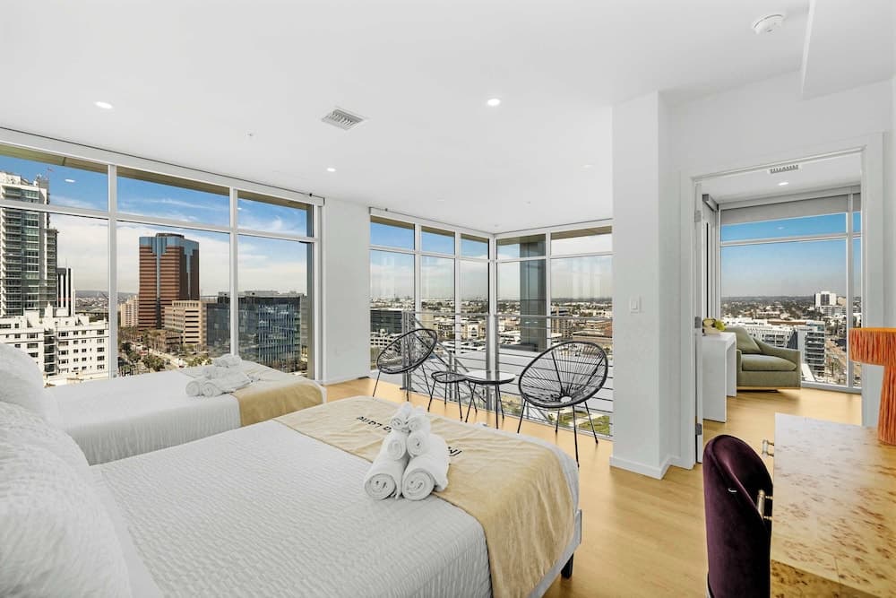 @marbella Lane - Chic 2BR Penthouse w/ Ocean Views