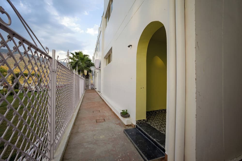 ELIVAAS BYDM The Ganges 2 BHK Glasshouse Villa With Pvt Pool, Lift & Bar