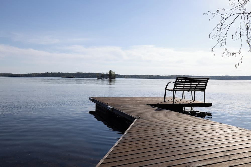 Cozy 4BR Lakeside Cottage with Sauna