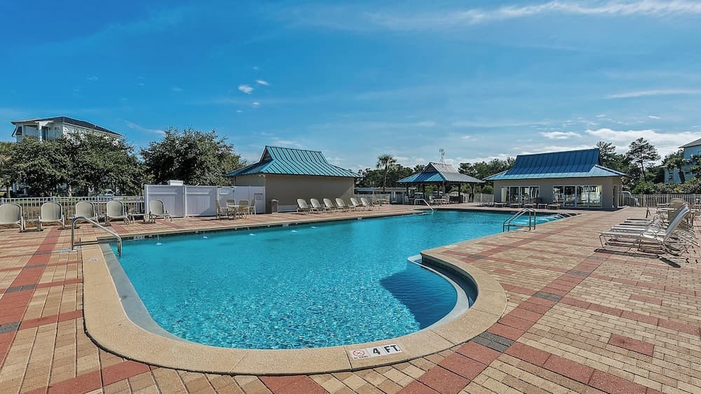 3br/2ba, Sleeps 6, BBQ Grill, Pool, Beach Access + Free Attraction Tickets!