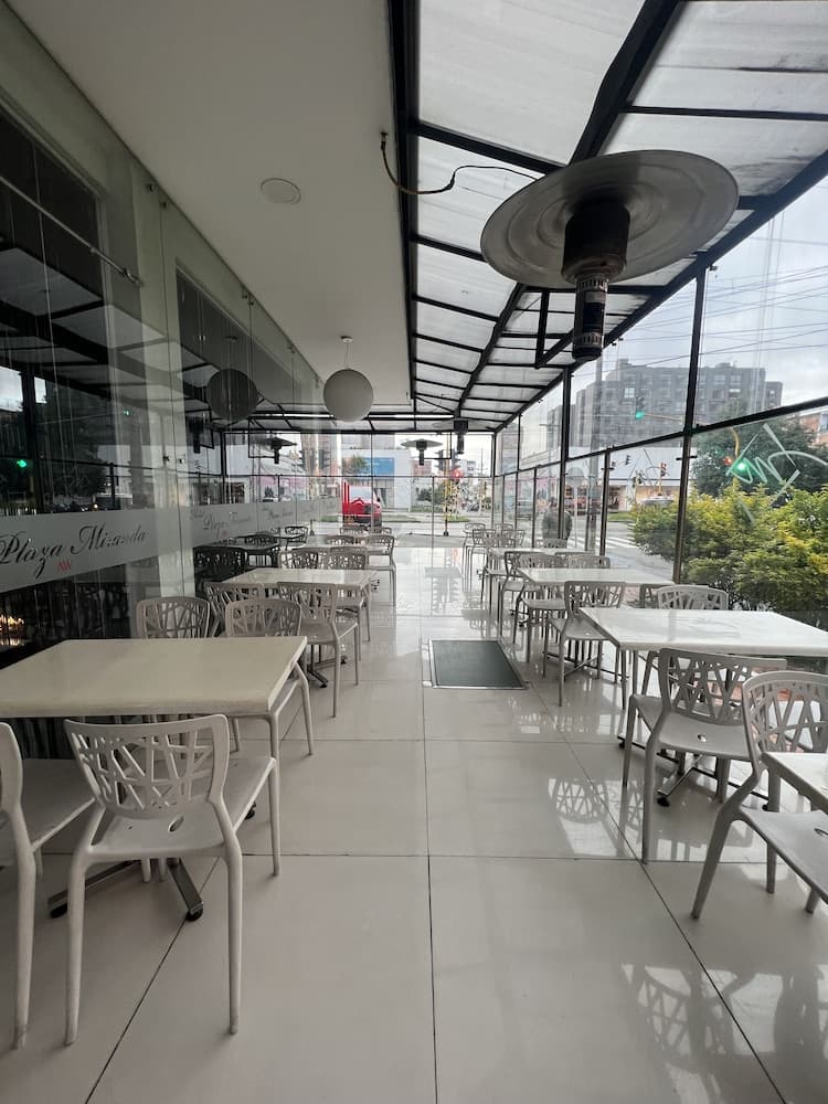 Açık havada yemek servisi