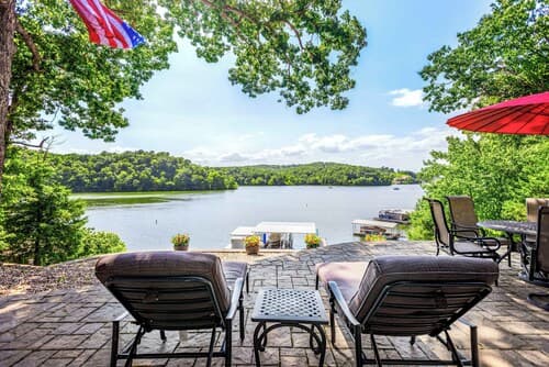 Lakeside Oasis Room for 12!