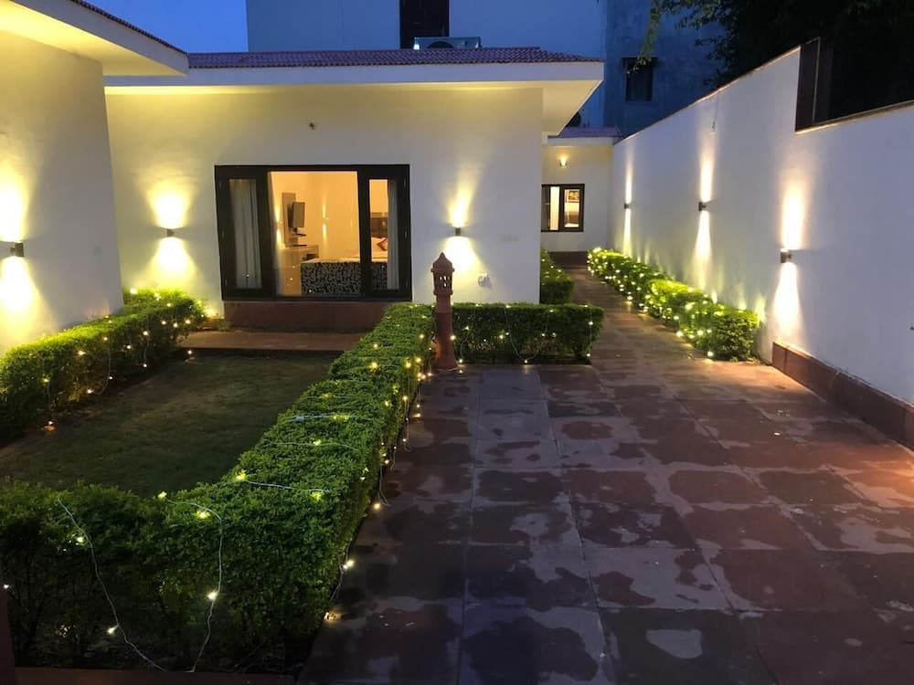 R Cottage Studio Apartments