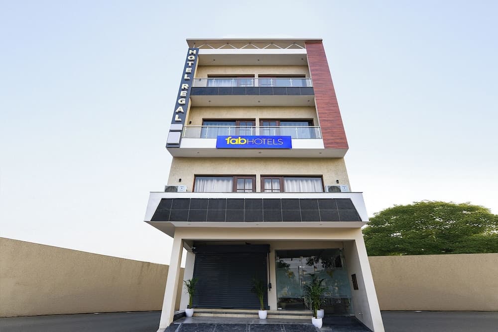 Fabhotel Regal