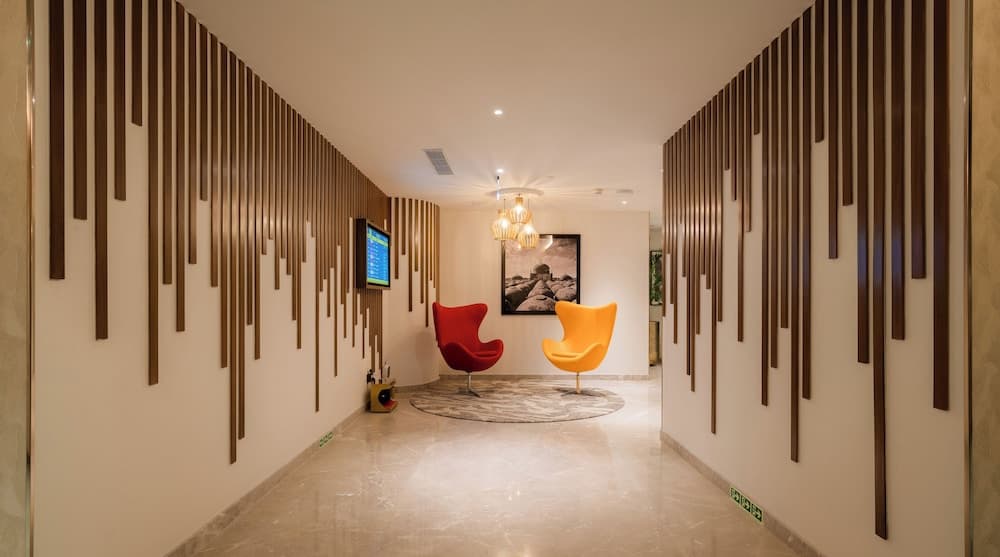 080 Transit Hotel T2