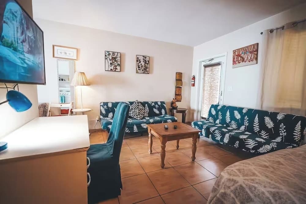 Hollywood 1BR Near Beach & Dining