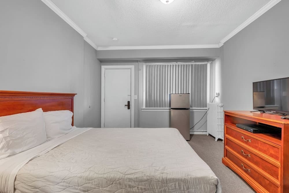 Cozy Room With Private Bath in Brownstown