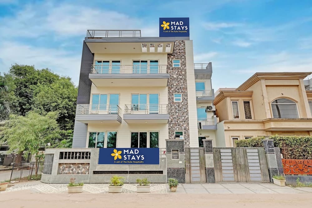 Madstays Hotel - Medicity Near Medanta Hospital