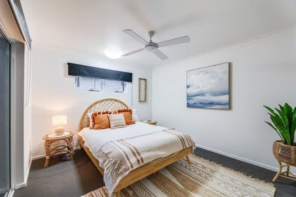 6 Bedroom Oasis in Burleigh Heads