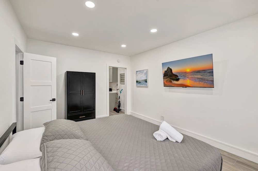 Studio off Las Olas- Steps to the Beach