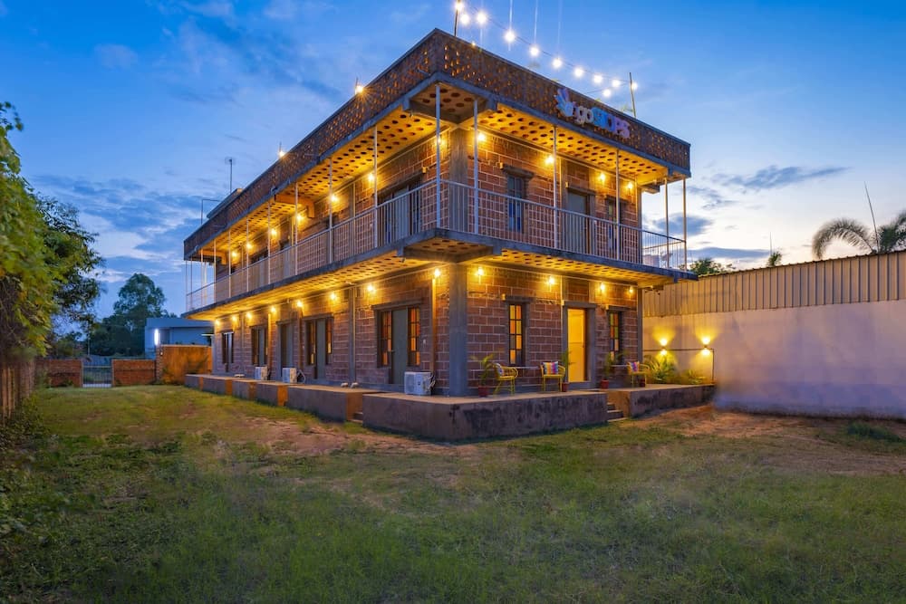 Konaklama yerinin ön cephesi - akşam/gece