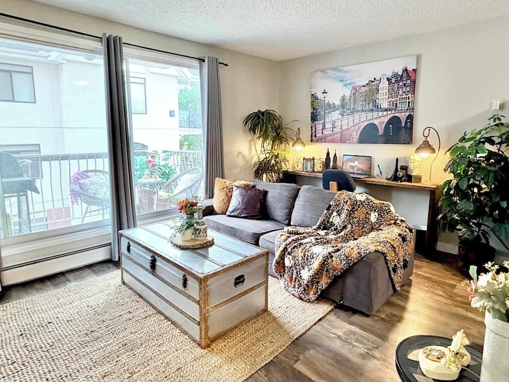 Stylish Downtown Condo nr Rogers Place l Full Kitchen, Balcony, Pool & Gym