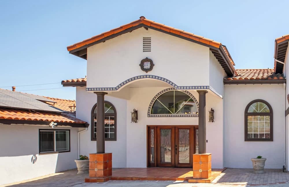 Sunny Spanish Villa Pool, Parking & Privacy