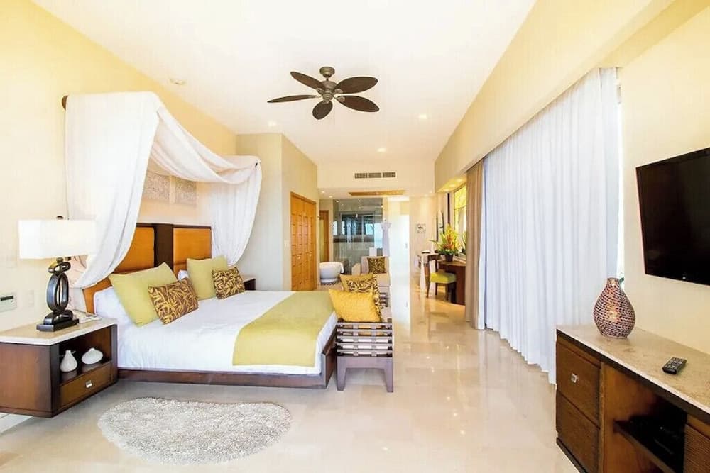 Garza Blanca 2-Bedroom 5-Diamond Resort