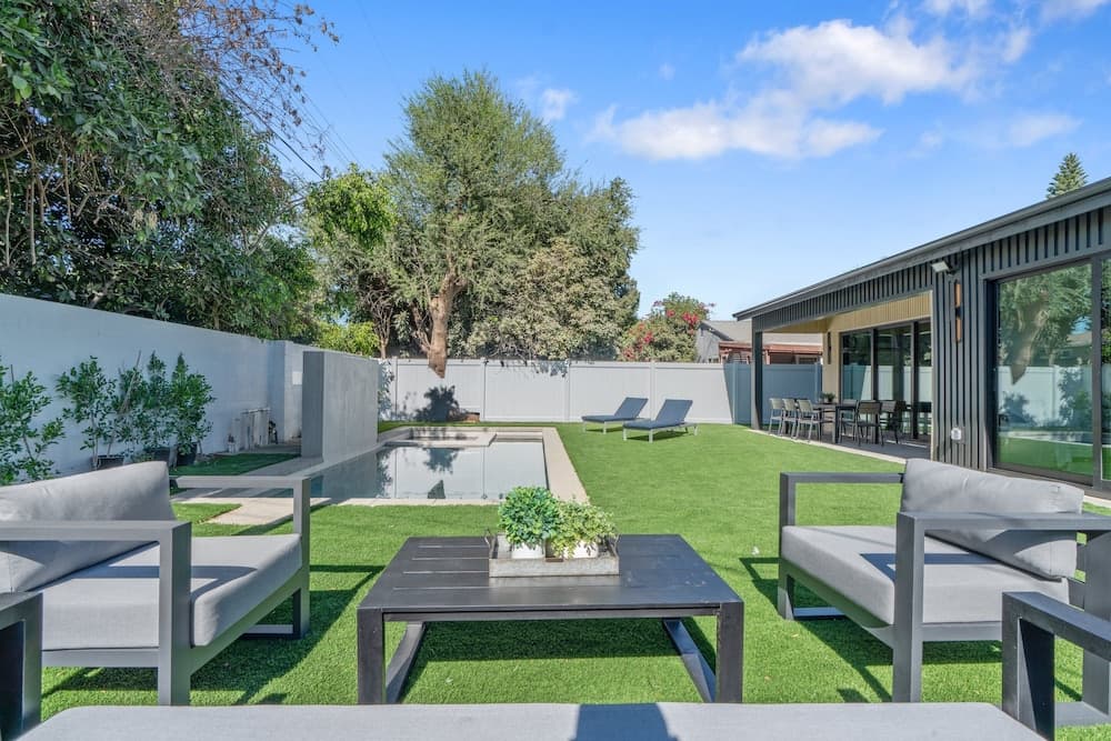 Noble Modern - Urban Sanctuary in Sherman Oaks With Poolside and Patio