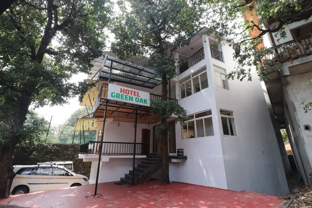 Konaklama yerinin ön cephesi - akşam/gece