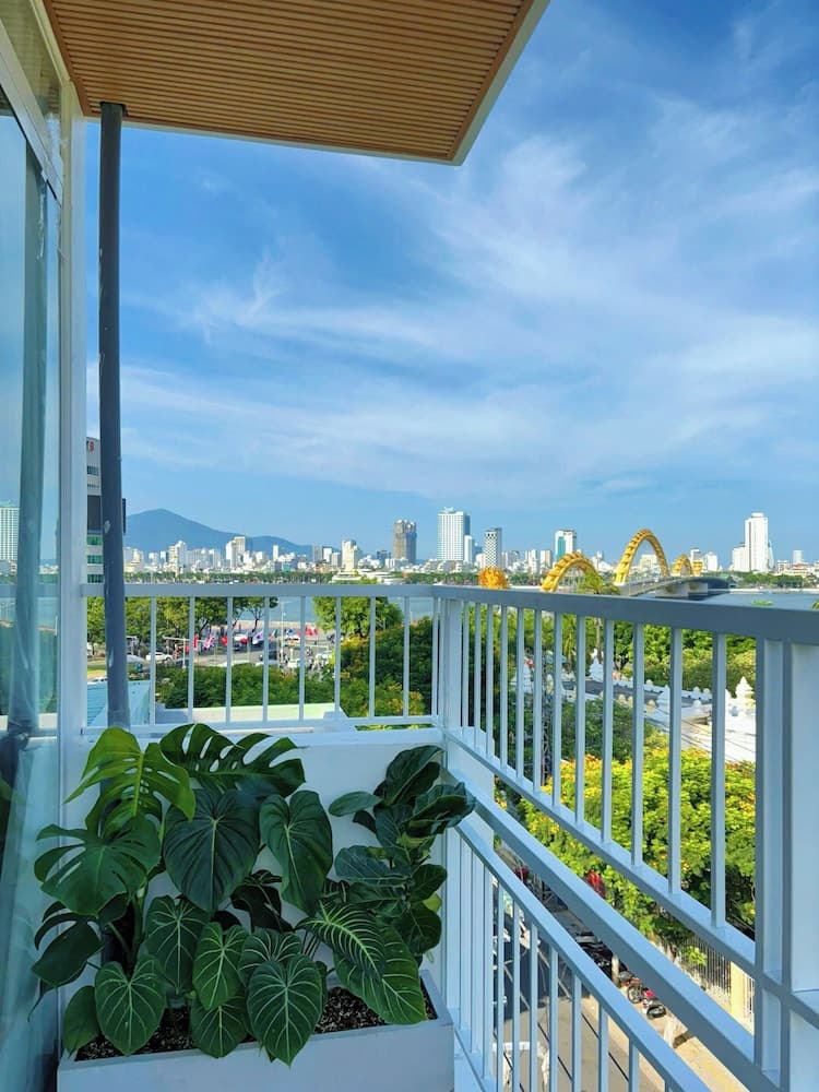 Corgi House - Steps from Dragon Bridge