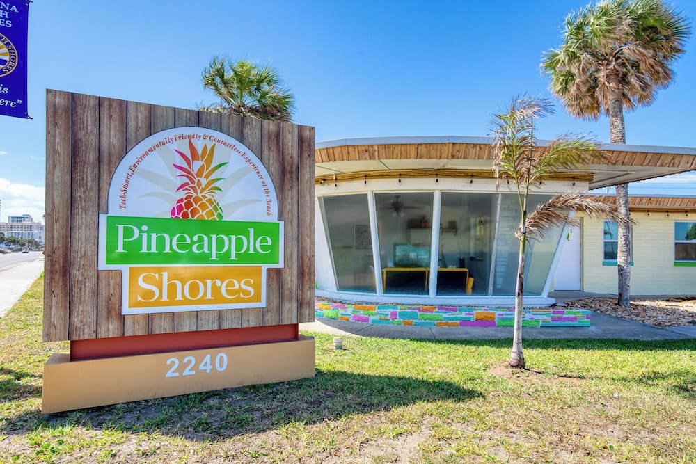Pineapple Shores Retro Inn