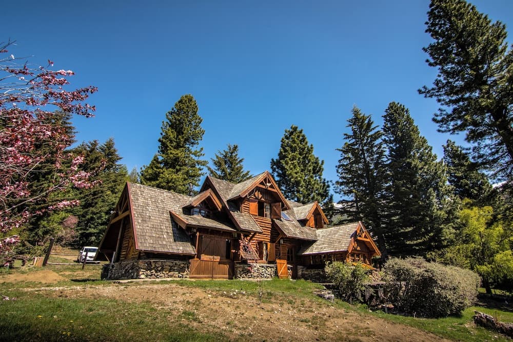 Winter House near Cerro Catedral by BT Homes