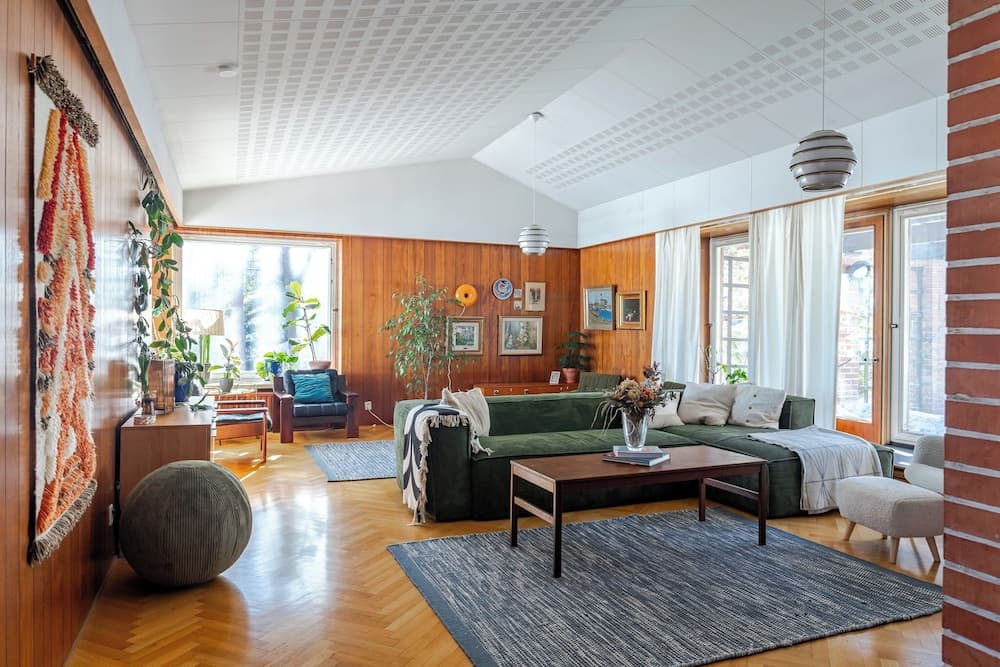Lakefront House with 5 BR and Sauna