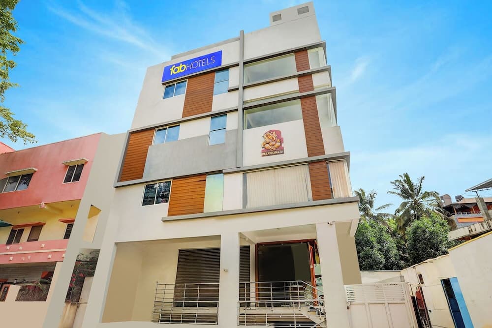 Fabhotel Royal Suites