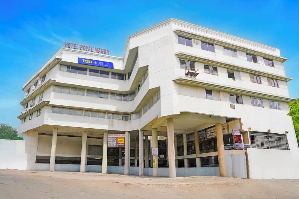 Fabhotel Royal Manor