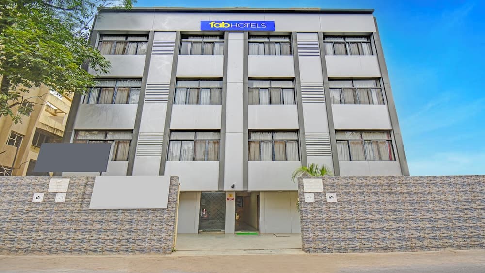 Fabhotel Executive pearl Inn - Nr Twin tower