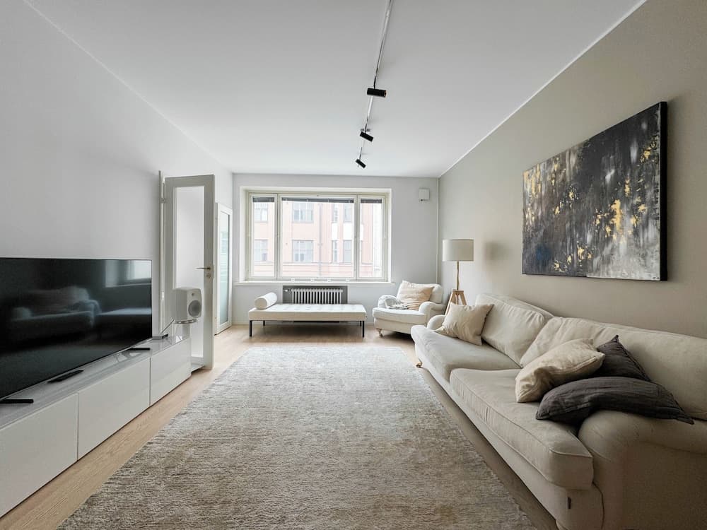 Stylish Downtown 2BR Flat with Sauna and Work Area