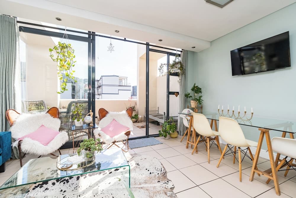 Cape Eazi Stayz The Decks